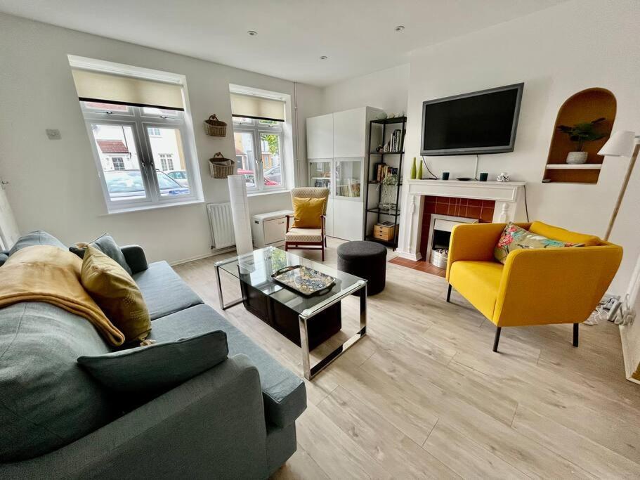Entire 3 Bed House Weybridge Brooklands, London Villa Byfleet Dış mekan fotoğraf