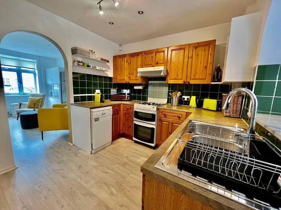 Entire 3 Bed House Weybridge Brooklands, London Villa Byfleet Dış mekan fotoğraf