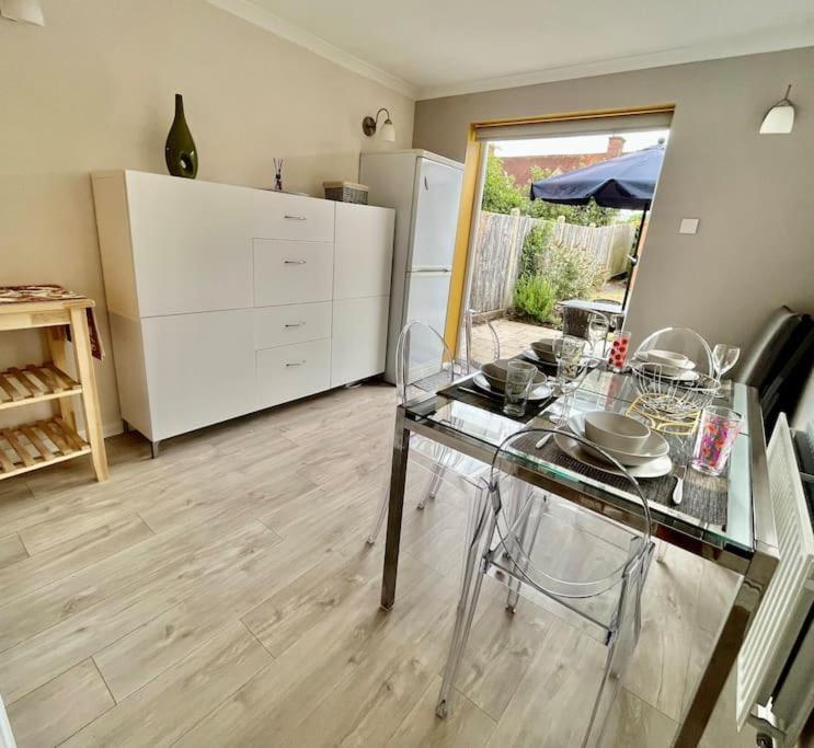 Entire 3 Bed House Weybridge Brooklands, London Villa Byfleet Dış mekan fotoğraf