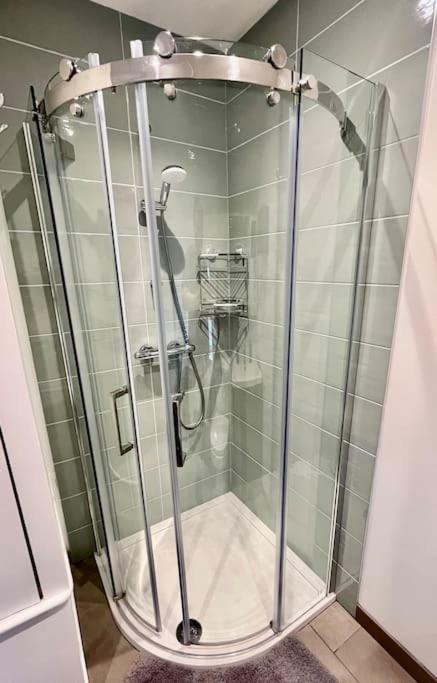 Entire 3 Bed House Weybridge Brooklands, London Villa Byfleet Dış mekan fotoğraf