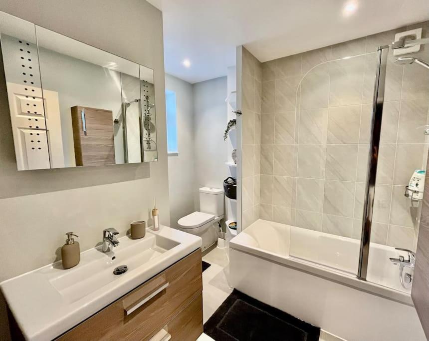 Entire 3 Bed House Weybridge Brooklands, London Villa Byfleet Dış mekan fotoğraf