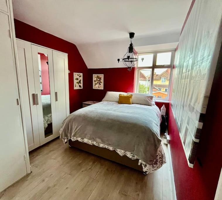 Entire 3 Bed House Weybridge Brooklands, London Villa Byfleet Dış mekan fotoğraf