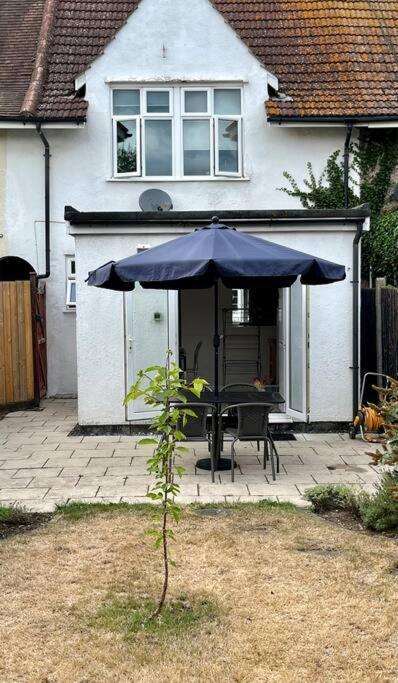 Entire 3 Bed House Weybridge Brooklands, London Villa Byfleet Dış mekan fotoğraf