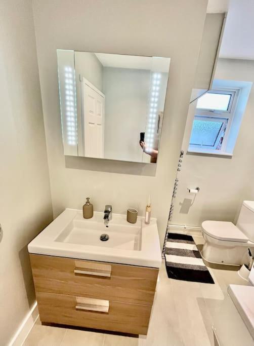 Entire 3 Bed House Weybridge Brooklands, London Villa Byfleet Dış mekan fotoğraf