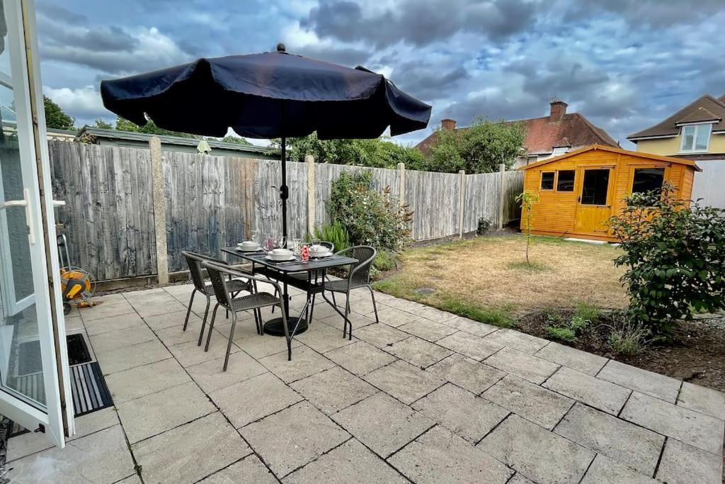 Entire 3 Bed House Weybridge Brooklands, London Villa Byfleet Dış mekan fotoğraf