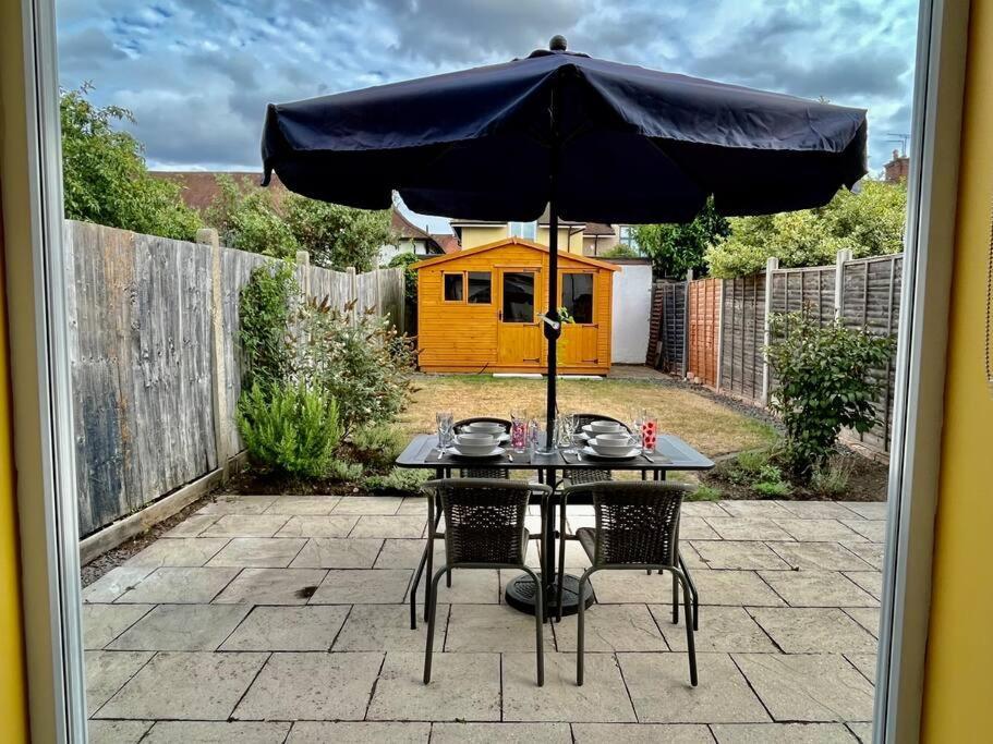 Entire 3 Bed House Weybridge Brooklands, London Villa Byfleet Dış mekan fotoğraf