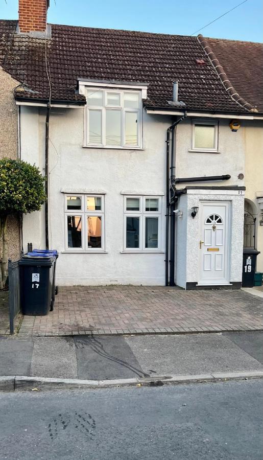 Entire 3 Bed House Weybridge Brooklands, London Villa Byfleet Dış mekan fotoğraf
