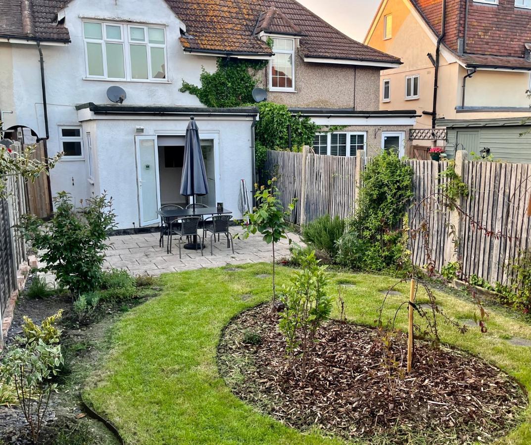 Entire 3 Bed House Weybridge Brooklands, London Villa Byfleet Dış mekan fotoğraf