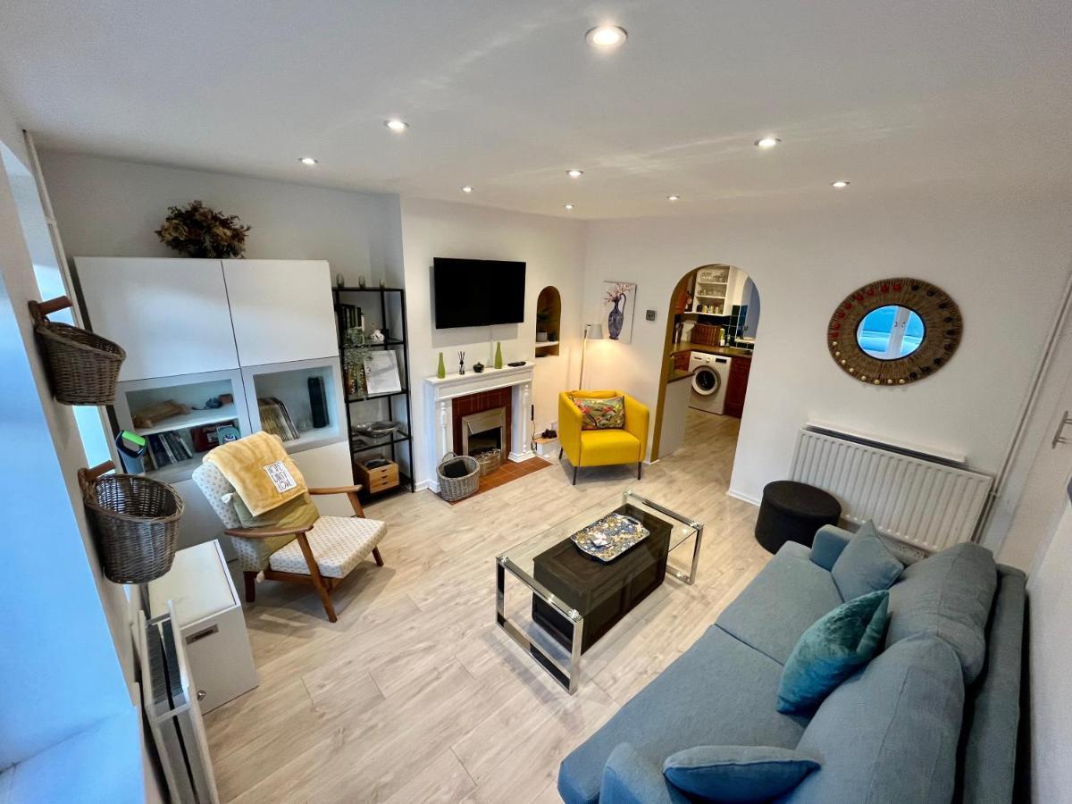 Entire 3 Bed House Weybridge Brooklands, London Villa Byfleet Dış mekan fotoğraf